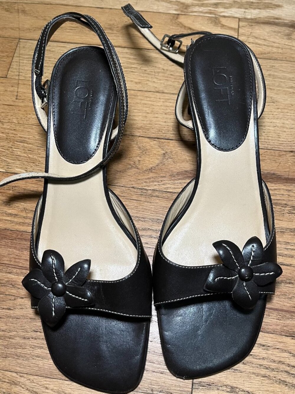 Vintage Ann Taylor Loft kitten heel sandals with flower applique  -- size 8